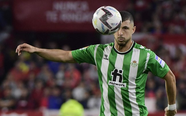 Guido Rodríguez em ação com a camisa do Betis - Foto: Cristina Quicler/AFP via Getty Images