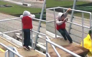 Vale tudo pela imagem: mini fã enfrenta vento para filmar corrida