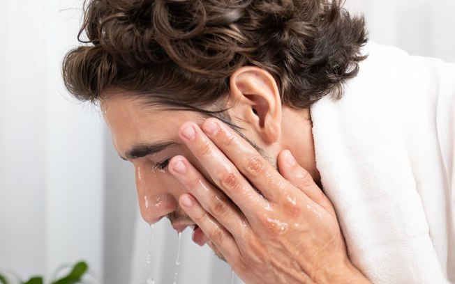 Dermatologista alerta os 5 maiores erros na limpeza do rosto