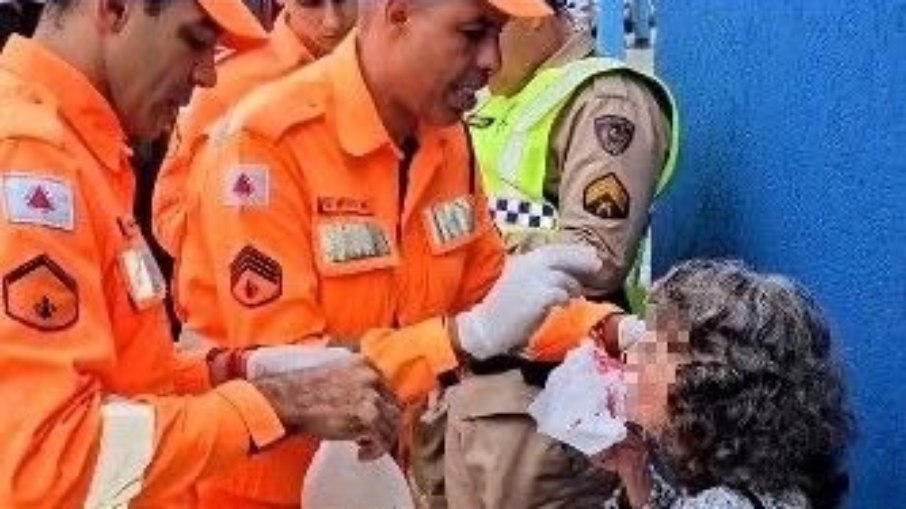 Idosa de 85 anos escorrega em santinhos e fica ferida em MG Idosa de 85 anos escorrega em santinhos e fica ferida em MG