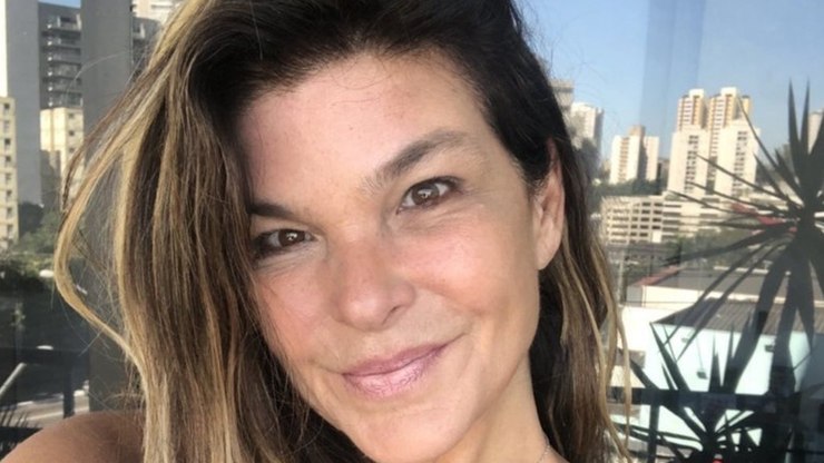 Cristiana%20Oliveira%20ganha%20elogios%20ao%20posar%20de%20biqu%C3%ADni%3A%20%22Rainha%22