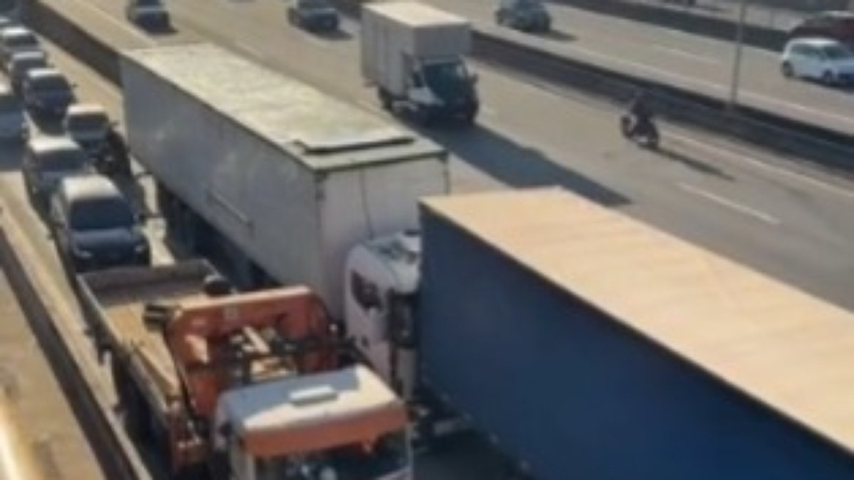 Vídeo: engavetamento entre carretas causa letindão na Via Dutra Vídeo: engavetamento entre carretas causa letindão na Via Dutra