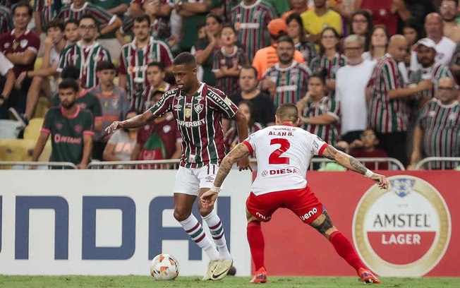 Keno em ação na vitória do Fluminense sobre o Cerro Porteño no Maracanã