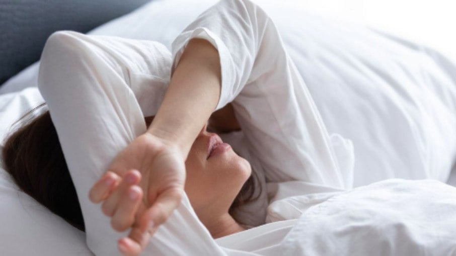 Dormir mal afeta emoções positivas  e traz riscos à saúde mental a longo prazo 