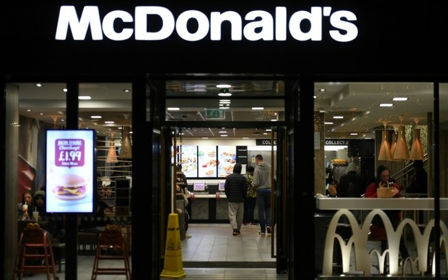 Restaurante do McDonald's em Manchester, em 17 de março de 2020