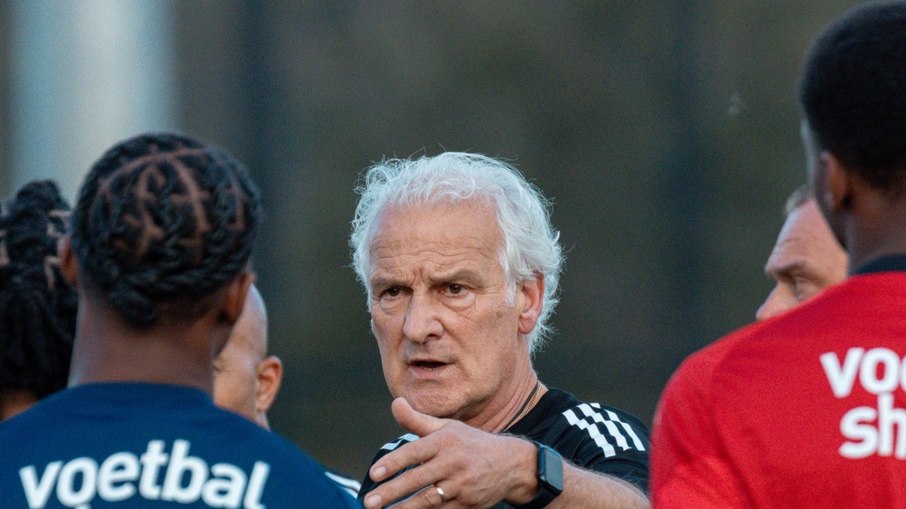 Curaçao fica sem técnico a um mês da Copa do Mundo