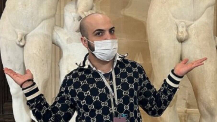 Mahmoud e estátuas em exposição no Museu do Louvre, na França