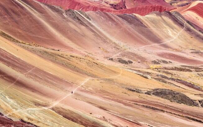 Quem quer o que fazer no Peru vai se encantar com o padrão único formado pelos minerais sedimentados na Vinicunca