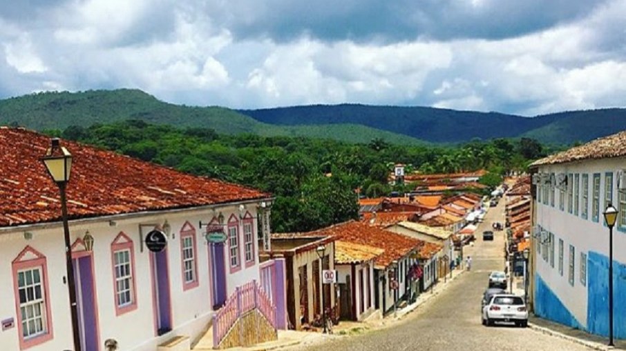 Rua de Pirenópolis, em Goiás, com casas pintadas e tradicionais