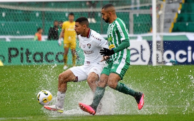 Em jogo marcado por muita chuva, Fluminense é derrotado pelo Juventude