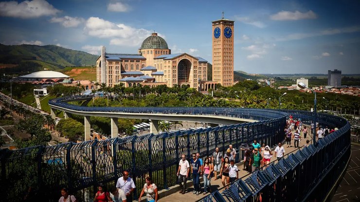 Preparativos%20para%20a%20Festa%20de%20Aparecida%20re%C3%BAnem%20devotos