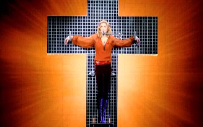 A diva apareceu pregada na cruz durante a The Confessions Tour