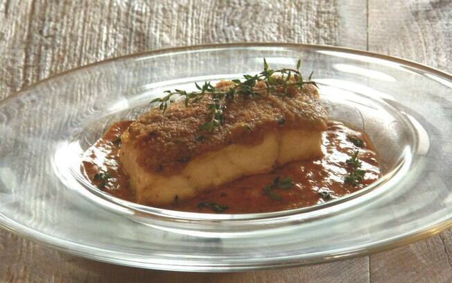 Foto da receita Badejo com crosta de ervas e purê de pimentão pronta.
