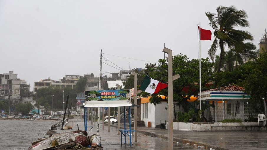 El huracán John, degradado a tormenta tropical, mata a dos personas en México