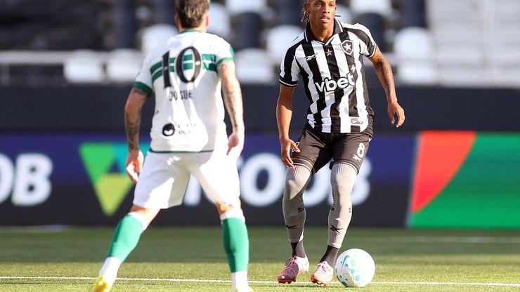 Em jogo movimentado, Botafogo cede empate ao Coritiba