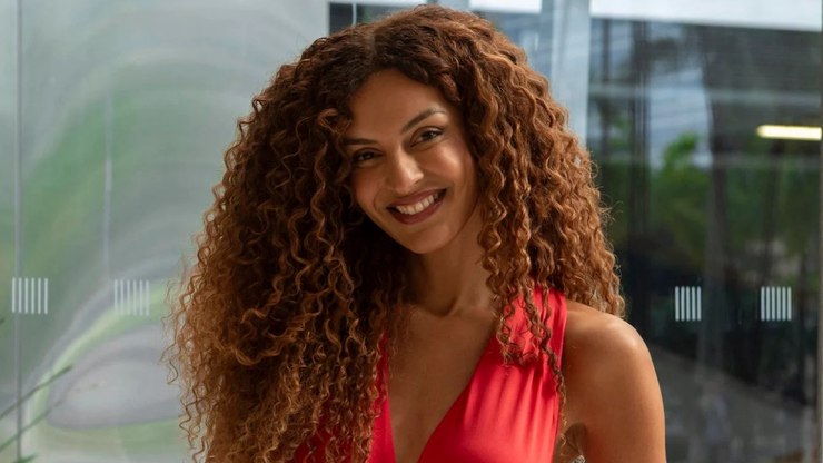 Gabriela Loran, de Três Graças, posa de lingerie e encanta fãs