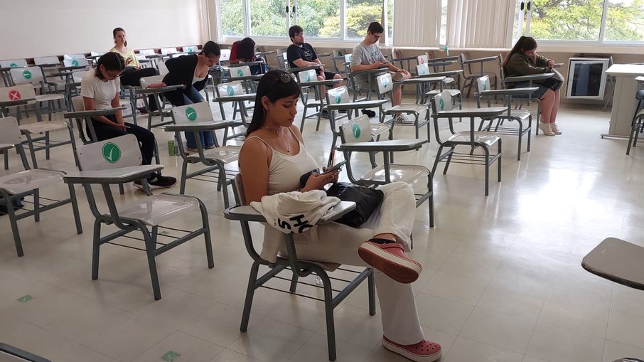Alunos em sala de aula, aguardando para iniciar a primeira etapa da prova da Unicamp