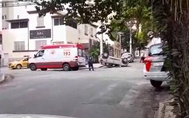 Batida seguida de capotamento deixa uma pessoa ferida na Vila Itapura