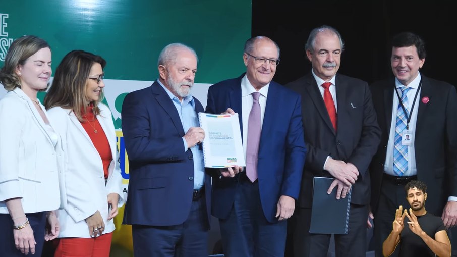 Lula recebendo relatório da transição