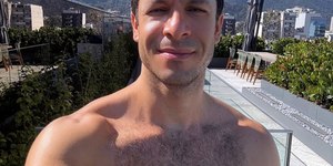 Rainer Cadete posa sem roupas e fãs reagem: "Gostoso"