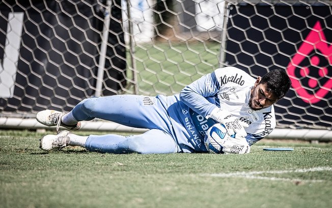 João Paulo faz tratamento intensivo para seguir como titular do Santos