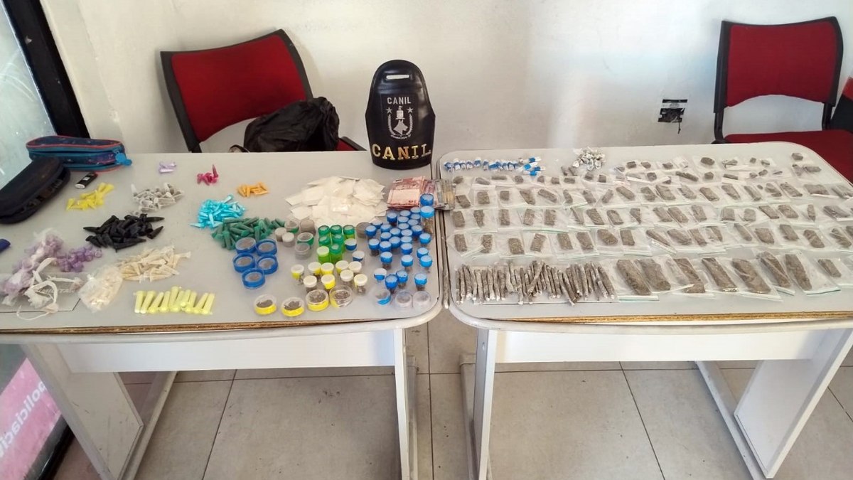Foram apreendidos 1,05 kg de drogas em 319 embalagens contendo cocaína e 283 com maconha, além de 76 reais em dinheiro. Foram apreendidos 1,05 kg de drogas em 319 embalagens contendo cocaína e 283 com maconha, além de 76 reais em dinheiro.