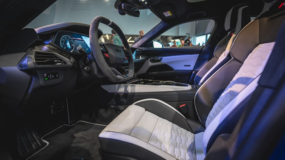 Cabine do Audi RS e-tron GT Performance tem novo volante RS, acabamento esportivo e posição de dirigir baixa