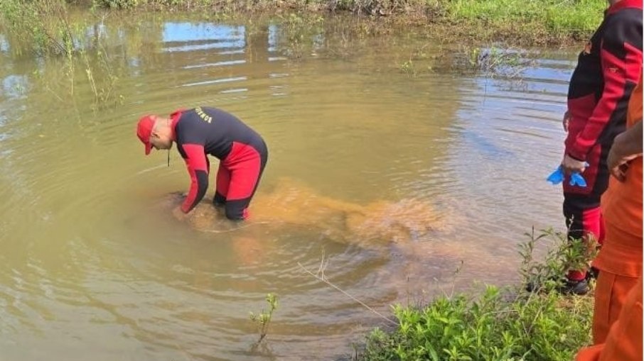 Equipes de mergulho de Bombeiros encontraram a criança no lago, nesta sexta