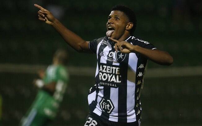 Rhuan marcou e o Botafogo venceu a Chapecoense