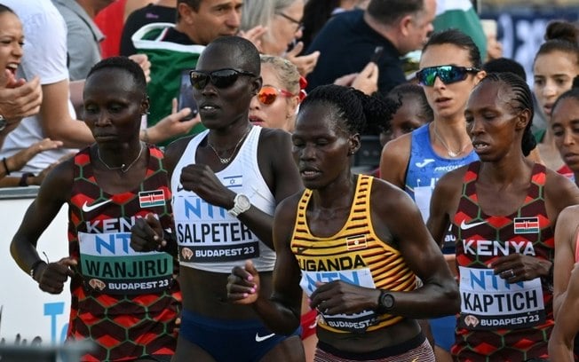 Atleta ugandesa Rebecca Cheptegei (terceira a partir da esquerda), durante o Mundial de Atletismo em Budapeste, em 26 de agosto de 2023