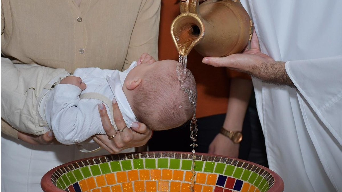 Batismo de bebê em SC captura imagem de cruz na água