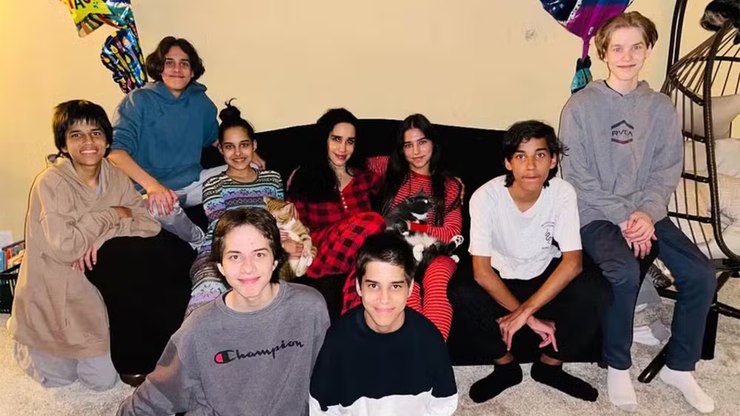 M%C3%A3e-polvo%20celebra%2050%20anos%20com%20os%208%20filhos