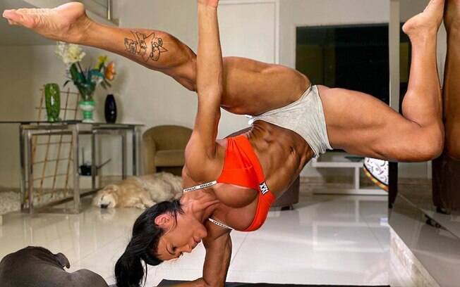 Gracyanne Barbosa exibe flexibilidade e boa forma