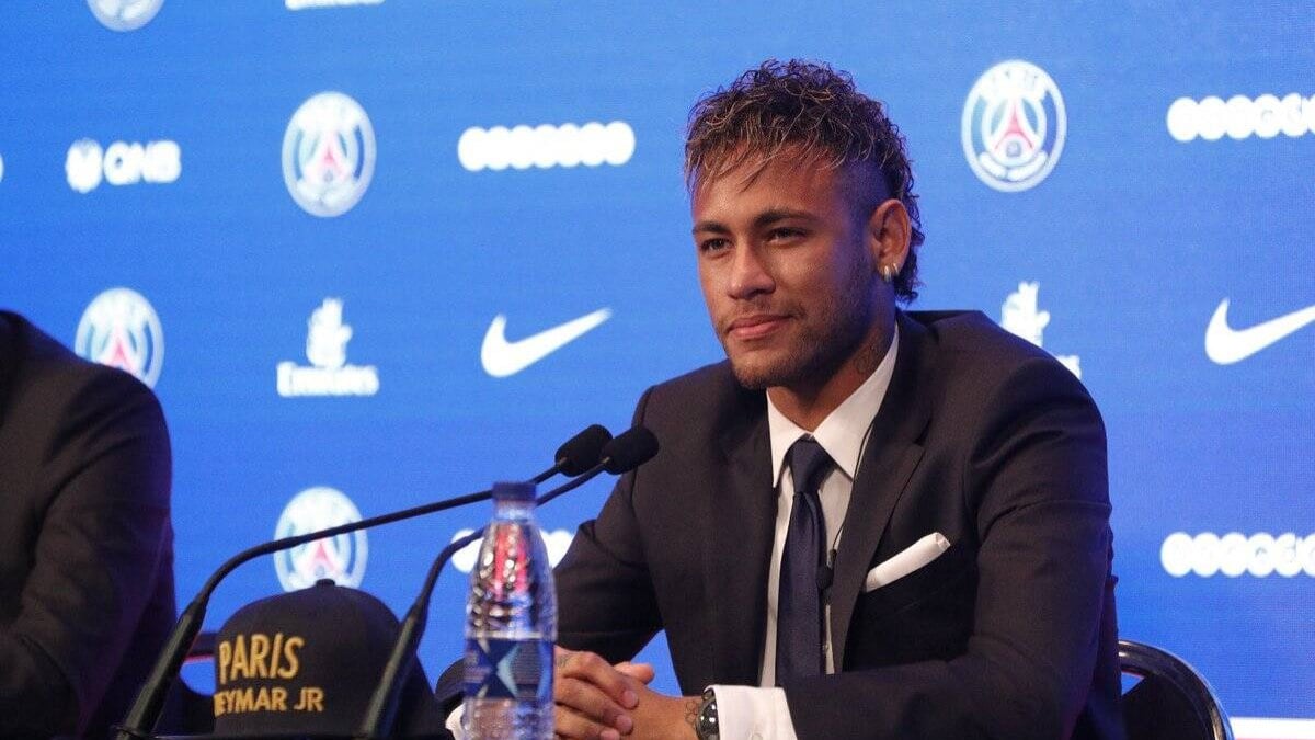 Neymar durante apresentação no PSG