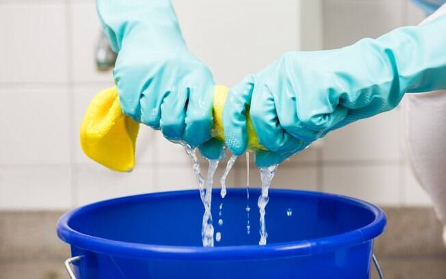 Cuidado na hora de limpar a casa! Produtos de limpeza podem causar problemas respiratórios, diz estudo