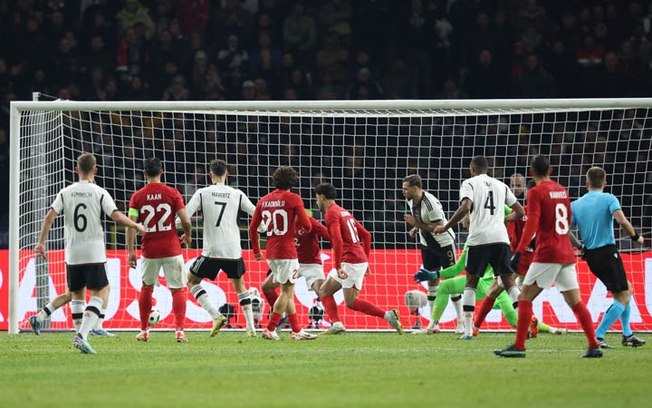 Kai Havertz  (7, de branco) conclui para fazer o primeiro gol da Alemanha e do jogo