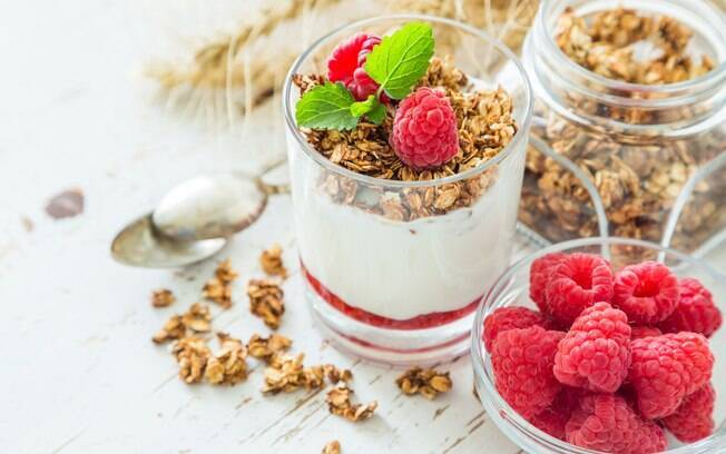 Iogurte com cereal é uma boa ideia para seus lanches antes de dormir