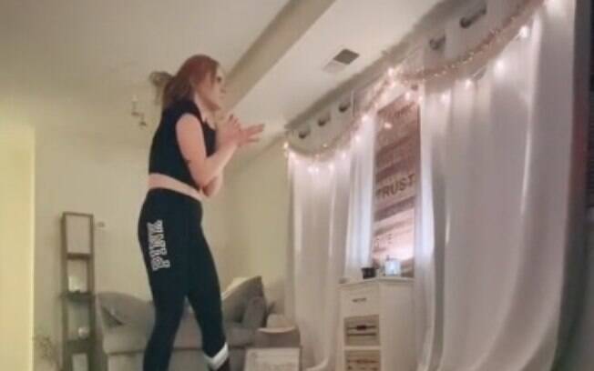 Dançarina foi surpreendia por uma invasão durante o vídeo
