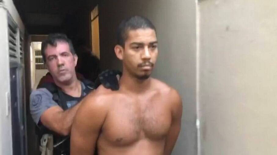 Willian Ferraz do Carmo, de 26, foi preso por agentes da Delegacia de Homicídios da Capital (DHC) em uma casa em Ramos