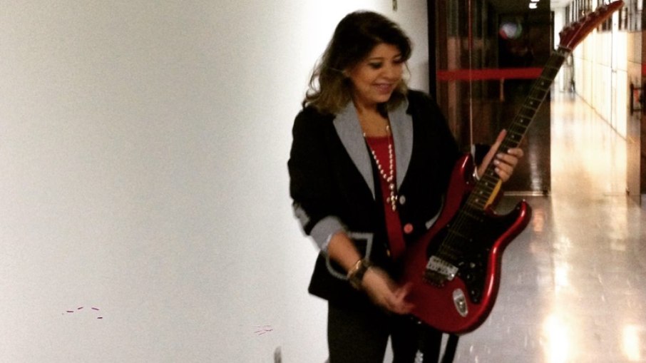 Roberta Miranda pede ajuda para encontrar guitarra perdida e oferece recompensa