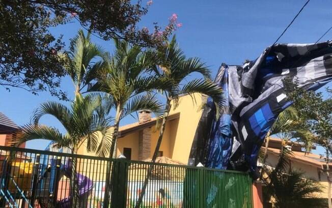 Balão cai em playground de condomínio no Parque Prado