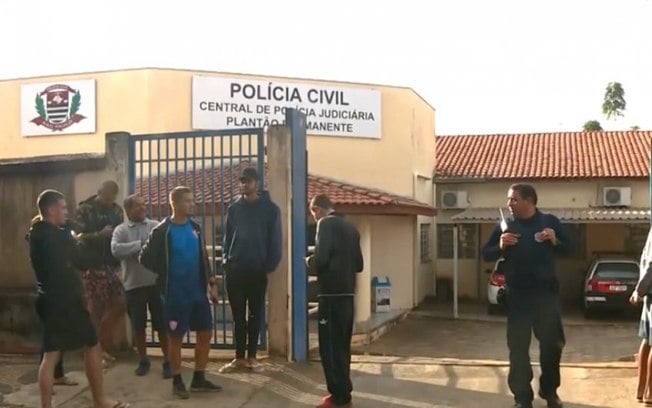 Homens armados invadem estádio e expulsam atletas do alojamento de time paulista