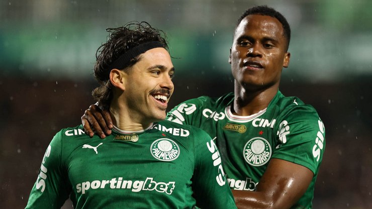 Com 2 a mais, Palmeiras goleia Vitória e amplia vantagem no topo