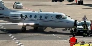 Carro bate em jato particular na pista de aeroporto em Milão