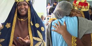 Voluntária recebe romeiros vestida de Nossa Senhora Aparecida