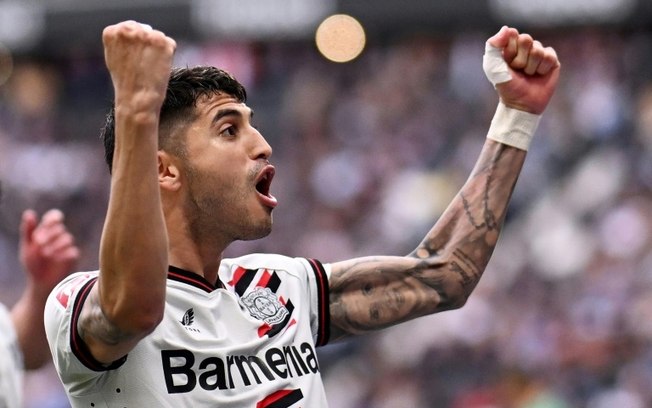 O meia argentino Exequiel Palacios, do Bayer Leverkusen, comemora um dos gols da vitória por 5 a 1 sobre o Eintracht, na 32ª rodada da Bundesliga, em Frankfurt, em 5 de maio de 2024