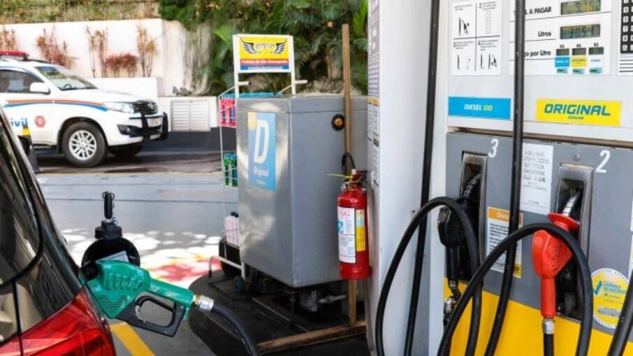 Petrobras reduz preço da gasolina em 4% nas refinarias