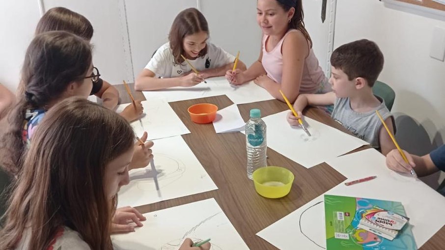 Arte, criatividade e inglês fazem parte do curso de férias Arte, criatividade e inglês fazem parte do curso de férias
