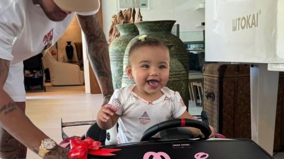 Neymar deu uma mini Lamborghini de presente para Mavie