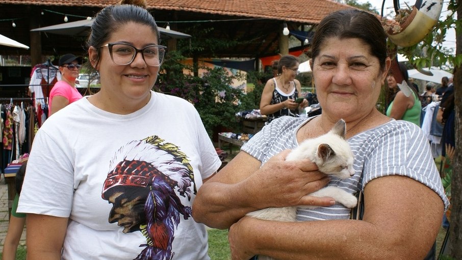 Daniele com a mãe e a gatinha recém-adotada